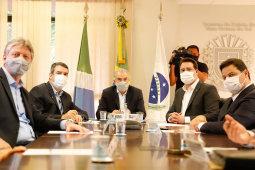 Paraná e Mato Grosso do Sul deram mais um passo para a implantação do Corredor Oeste de Exportação, um novo ramal ferroviário que vai ligar a cidade de Maracaju (MS) ao Porto de Paranaguá, ampliando a malha operada hoje pela Ferroeste (Estrada de Ferro Paraná Oeste S/A). Nesta quarta-feira (19), o governador Carlos Massa Ratinho Junior e o governador do Mato Grosso do Sul, Reinaldo Azambuja, assinaram um acordo de cooperação técnica para trabalhar de forma articulada no projeto da nova ferrovia.