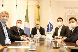 Paraná e Mato Grosso do Sul deram mais um passo para a implantação do Corredor Oeste de Exportação, um novo ramal ferroviário que vai ligar a cidade de Maracaju (MS) ao Porto de Paranaguá, ampliando a malha operada hoje pela Ferroeste (Estrada de Ferro Paraná Oeste S/A). Nesta quarta-feira (19), o governador Carlos Massa Ratinho Junior e o governador do Mato Grosso do Sul, Reinaldo Azambuja, assinaram um acordo de cooperação técnica para trabalhar de forma articulada no projeto da nova ferrovia.