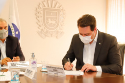 Paraná e Mato Grosso do Sul deram mais um passo para a implantação do Corredor Oeste de Exportação, um novo ramal ferroviário que vai ligar a cidade de Maracaju (MS) ao Porto de Paranaguá, ampliando a malha operada hoje pela Ferroeste (Estrada de Ferro Paraná Oeste S/A). Nesta quarta-feira (19), o governador Carlos Massa Ratinho Junior e o governador do Mato Grosso do Sul, Reinaldo Azambuja, assinaram um acordo de cooperação técnica para trabalhar de forma articulada no projeto da nova ferrovia.