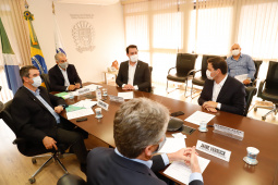 Paraná e Mato Grosso do Sul deram mais um passo para a implantação do Corredor Oeste de Exportação, um novo ramal ferroviário que vai ligar a cidade de Maracaju (MS) ao Porto de Paranaguá, ampliando a malha operada hoje pela Ferroeste (Estrada de Ferro Paraná Oeste S/A). Nesta quarta-feira (19), o governador Carlos Massa Ratinho Junior e o governador do Mato Grosso do Sul, Reinaldo Azambuja, assinaram um acordo de cooperação técnica para trabalhar de forma articulada no projeto da nova ferrovia.