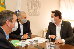 Paraná e Mato Grosso do Sul deram mais um passo para a implantação do Corredor Oeste de Exportação, um novo ramal ferroviário que vai ligar a cidade de Maracaju (MS) ao Porto de Paranaguá, ampliando a malha operada hoje pela Ferroeste (Estrada de Ferro Paraná Oeste S/A). Nesta quarta-feira (19), o governador Carlos Massa Ratinho Junior e o governador do Mato Grosso do Sul, Reinaldo Azambuja, assinaram um acordo de cooperação técnica para trabalhar de forma articulada no projeto da nova ferrovia.