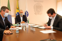 Paraná e Mato Grosso do Sul deram mais um passo para a implantação do Corredor Oeste de Exportação, um novo ramal ferroviário que vai ligar a cidade de Maracaju (MS) ao Porto de Paranaguá, ampliando a malha operada hoje pela Ferroeste (Estrada de Ferro Paraná Oeste S/A). Nesta quarta-feira (19), o governador Carlos Massa Ratinho Junior e o governador do Mato Grosso do Sul, Reinaldo Azambuja, assinaram um acordo de cooperação técnica para trabalhar de forma articulada no projeto da nova ferrovia.