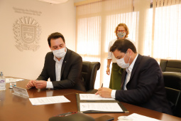 Paraná e Mato Grosso do Sul deram mais um passo para a implantação do Corredor Oeste de Exportação, um novo ramal ferroviário que vai ligar a cidade de Maracaju (MS) ao Porto de Paranaguá, ampliando a malha operada hoje pela Ferroeste (Estrada de Ferro Paraná Oeste S/A). Nesta quarta-feira (19), o governador Carlos Massa Ratinho Junior e o governador do Mato Grosso do Sul, Reinaldo Azambuja, assinaram um acordo de cooperação técnica para trabalhar de forma articulada no projeto da nova ferrovia.