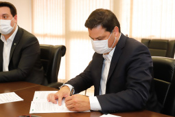 Paraná e Mato Grosso do Sul deram mais um passo para a implantação do Corredor Oeste de Exportação, um novo ramal ferroviário que vai ligar a cidade de Maracaju (MS) ao Porto de Paranaguá, ampliando a malha operada hoje pela Ferroeste (Estrada de Ferro Paraná Oeste S/A). Nesta quarta-feira (19), o governador Carlos Massa Ratinho Junior e o governador do Mato Grosso do Sul, Reinaldo Azambuja, assinaram um acordo de cooperação técnica para trabalhar de forma articulada no projeto da nova ferrovia.