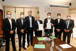 Paraná e Mato Grosso do Sul deram mais um passo para a implantação do Corredor Oeste de Exportação, um novo ramal ferroviário que vai ligar a cidade de Maracaju (MS) ao Porto de Paranaguá, ampliando a malha operada hoje pela Ferroeste (Estrada de Ferro Paraná Oeste S/A). Nesta quarta-feira (19), o governador Carlos Massa Ratinho Junior e o governador do Mato Grosso do Sul, Reinaldo Azambuja, assinaram um acordo de cooperação técnica para trabalhar de forma articulada no projeto da nova ferrovia.