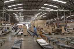 FEITA NO PARANA - Grupo Munhoz Caetano, holding do segmento moveleiro, que produz móveis seriados para o segmento de sala de estar.  A Caemmun Movelaria está sediada em Arapongas, um dos maiores polos moveleiros do país. Na foto fabrica da Filial Sabáudia. 06/10/2020 - Foto: Geraldo Bubniak/AEN