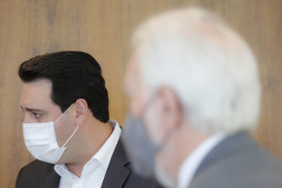 O Paraná vai ampliar as movimentações de granéis sólidos (fertilizantes nitrogenados, fosfatados e potássio) por meio do Porto de Antonina. O governador Carlos Massa Ratinho Junior assinou nesta terça-feira (27), em cerimônia no Palácio Iguaçu, protocolo de intenções com a Interbulk S.A, que prevê a adesão da empresa ao programa de benefícios fiscais do Estado.   Foto : Jonathan Campos / AEN