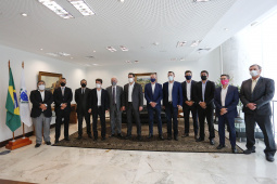 O Paraná vai ampliar as movimentações de granéis sólidos (fertilizantes nitrogenados, fosfatados e potássio) por meio do Porto de Antonina. O governador Carlos Massa Ratinho Junior assinou nesta terça-feira (27), em cerimônia no Palácio Iguaçu, protocolo de intenções com a Interbulk S.A, que prevê a adesão da empresa ao programa de benefícios fiscais do Estado.   Foto : Jonathan Campos / AEN