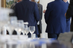 O Paraná vai ampliar as movimentações de granéis sólidos (fertilizantes nitrogenados, fosfatados e potássio) por meio do Porto de Antonina. O governador Carlos Massa Ratinho Junior assinou nesta terça-feira (27), em cerimônia no Palácio Iguaçu, protocolo de intenções com a Interbulk S.A, que prevê a adesão da empresa ao programa de benefícios fiscais do Estado.   Foto : Jonathan Campos / AEN