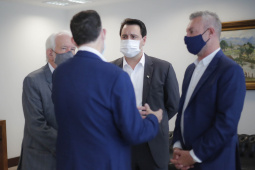 O Paraná vai ampliar as movimentações de granéis sólidos (fertilizantes nitrogenados, fosfatados e potássio) por meio do Porto de Antonina. O governador Carlos Massa Ratinho Junior assinou nesta terça-feira (27), em cerimônia no Palácio Iguaçu, protocolo de intenções com a Interbulk S.A, que prevê a adesão da empresa ao programa de benefícios fiscais do Estado.   Foto : Jonathan Campos / AEN