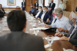 O Paraná vai ampliar as movimentações de granéis sólidos (fertilizantes nitrogenados, fosfatados e potássio) por meio do Porto de Antonina. O governador Carlos Massa Ratinho Junior assinou nesta terça-feira (27), em cerimônia no Palácio Iguaçu, protocolo de intenções com a Interbulk S.A, que prevê a adesão da empresa ao programa de benefícios fiscais do Estado.   Foto : Jonathan Campos / AEN