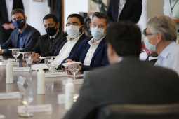 O Paraná vai ampliar as movimentações de granéis sólidos (fertilizantes nitrogenados, fosfatados e potássio) por meio do Porto de Antonina. O governador Carlos Massa Ratinho Junior assinou nesta terça-feira (27), em cerimônia no Palácio Iguaçu, protocolo de intenções com a Interbulk S.A, que prevê a adesão da empresa ao programa de benefícios fiscais do Estado.   Foto : Jonathan Campos / AEN