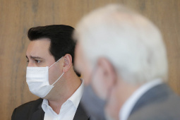 O Paraná vai ampliar as movimentações de granéis sólidos (fertilizantes nitrogenados, fosfatados e potássio) por meio do Porto de Antonina. O governador Carlos Massa Ratinho Junior assinou nesta terça-feira (27), em cerimônia no Palácio Iguaçu, protocolo de intenções com a Interbulk S.A, que prevê a adesão da empresa ao programa de benefícios fiscais do Estado.   Foto : Jonathan Campos / AEN