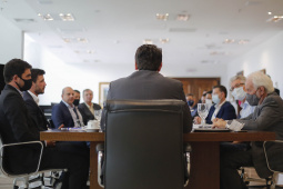 O Paraná vai ampliar as movimentações de granéis sólidos (fertilizantes nitrogenados, fosfatados e potássio) por meio do Porto de Antonina. O governador Carlos Massa Ratinho Junior assinou nesta terça-feira (27), em cerimônia no Palácio Iguaçu, protocolo de intenções com a Interbulk S.A, que prevê a adesão da empresa ao programa de benefícios fiscais do Estado.   Foto : Jonathan Campos / AEN