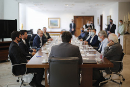 O Paraná vai ampliar as movimentações de granéis sólidos (fertilizantes nitrogenados, fosfatados e potássio) por meio do Porto de Antonina. O governador Carlos Massa Ratinho Junior assinou nesta terça-feira (27), em cerimônia no Palácio Iguaçu, protocolo de intenções com a Interbulk S.A, que prevê a adesão da empresa ao programa de benefícios fiscais do Estado.   Foto : Jonathan Campos / AEN
