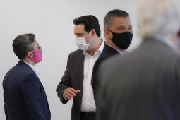 O Paraná vai ampliar as movimentações de granéis sólidos (fertilizantes nitrogenados, fosfatados e potássio) por meio do Porto de Antonina. O governador Carlos Massa Ratinho Junior assinou nesta terça-feira (27), em cerimônia no Palácio Iguaçu, protocolo de intenções com a Interbulk S.A, que prevê a adesão da empresa ao programa de benefícios fiscais do Estado.   Foto : Jonathan Campos / AEN