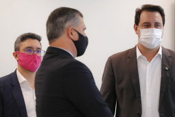 O Paraná vai ampliar as movimentações de granéis sólidos (fertilizantes nitrogenados, fosfatados e potássio) por meio do Porto de Antonina. O governador Carlos Massa Ratinho Junior assinou nesta terça-feira (27), em cerimônia no Palácio Iguaçu, protocolo de intenções com a Interbulk S.A, que prevê a adesão da empresa ao programa de benefícios fiscais do Estado.   Foto : Jonathan Campos / AEN