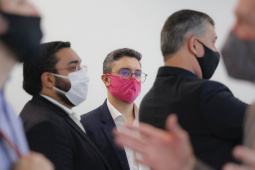 O Paraná vai ampliar as movimentações de granéis sólidos (fertilizantes nitrogenados, fosfatados e potássio) por meio do Porto de Antonina. O governador Carlos Massa Ratinho Junior assinou nesta terça-feira (27), em cerimônia no Palácio Iguaçu, protocolo de intenções com a Interbulk S.A, que prevê a adesão da empresa ao programa de benefícios fiscais do Estado.   Foto : Jonathan Campos / AEN