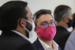 O Paraná vai ampliar as movimentações de granéis sólidos (fertilizantes nitrogenados, fosfatados e potássio) por meio do Porto de Antonina. O governador Carlos Massa Ratinho Junior assinou nesta terça-feira (27), em cerimônia no Palácio Iguaçu, protocolo de intenções com a Interbulk S.A, que prevê a adesão da empresa ao programa de benefícios fiscais do Estado.   Foto : Jonathan Campos / AEN