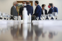 O Paraná vai ampliar as movimentações de granéis sólidos (fertilizantes nitrogenados, fosfatados e potássio) por meio do Porto de Antonina. O governador Carlos Massa Ratinho Junior assinou nesta terça-feira (27), em cerimônia no Palácio Iguaçu, protocolo de intenções com a Interbulk S.A, que prevê a adesão da empresa ao programa de benefícios fiscais do Estado.   Foto : Jonathan Campos / AEN