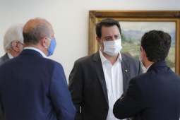 O Paraná vai ampliar as movimentações de granéis sólidos (fertilizantes nitrogenados, fosfatados e potássio) por meio do Porto de Antonina. O governador Carlos Massa Ratinho Junior assinou nesta terça-feira (27), em cerimônia no Palácio Iguaçu, protocolo de intenções com a Interbulk S.A, que prevê a adesão da empresa ao programa de benefícios fiscais do Estado.   Foto : Jonathan Campos / AEN