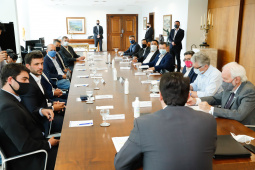 O Paraná vai ampliar as movimentações de granéis sólidos (fertilizantes nitrogenados, fosfatados e potássio) por meio do Porto de Antonina. O governador Carlos Massa Ratinho Junior assinou nesta terça-feira (27), no Palácio Iguaçu, protocolo de intenções com a Interbulk S.A, que prevê a adesão da empresa ao programa de benefícios fiscais do Estado. O investimento privado será de R$ 159,09 milhões.