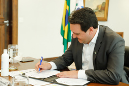 O Paraná vai ampliar as movimentações de granéis sólidos (fertilizantes nitrogenados, fosfatados e potássio) por meio do Porto de Antonina. O governador Carlos Massa Ratinho Junior assinou nesta terça-feira (27), no Palácio Iguaçu, protocolo de intenções com a Interbulk S.A, que prevê a adesão da empresa ao programa de benefícios fiscais do Estado. O investimento privado será de R$ 159,09 milhões.