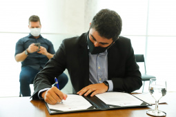 O Paraná vai ampliar as movimentações de granéis sólidos (fertilizantes nitrogenados, fosfatados e potássio) por meio do Porto de Antonina. O governador Carlos Massa Ratinho Junior assinou nesta terça-feira (27), no Palácio Iguaçu, protocolo de intenções com a Interbulk S.A, que prevê a adesão da empresa ao programa de benefícios fiscais do Estado. O investimento privado será de R$ 159,09 milhões.