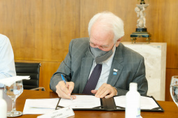 O Paraná vai ampliar as movimentações de granéis sólidos (fertilizantes nitrogenados, fosfatados e potássio) por meio do Porto de Antonina. O governador Carlos Massa Ratinho Junior assinou nesta terça-feira (27), no Palácio Iguaçu, protocolo de intenções com a Interbulk S.A, que prevê a adesão da empresa ao programa de benefícios fiscais do Estado. O investimento privado será de R$ 159,09 milhões.