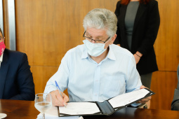 O Paraná vai ampliar as movimentações de granéis sólidos (fertilizantes nitrogenados, fosfatados e potássio) por meio do Porto de Antonina. O governador Carlos Massa Ratinho Junior assinou nesta terça-feira (27), no Palácio Iguaçu, protocolo de intenções com a Interbulk S.A, que prevê a adesão da empresa ao programa de benefícios fiscais do Estado. O investimento privado será de R$ 159,09 milhões.