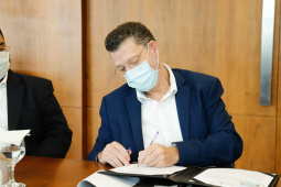 O Paraná vai ampliar as movimentações de granéis sólidos (fertilizantes nitrogenados, fosfatados e potássio) por meio do Porto de Antonina. O governador Carlos Massa Ratinho Junior assinou nesta terça-feira (27), no Palácio Iguaçu, protocolo de intenções com a Interbulk S.A, que prevê a adesão da empresa ao programa de benefícios fiscais do Estado. O investimento privado será de R$ 159,09 milhões.