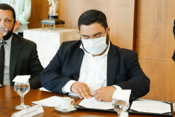 O Paraná vai ampliar as movimentações de granéis sólidos (fertilizantes nitrogenados, fosfatados e potássio) por meio do Porto de Antonina. O governador Carlos Massa Ratinho Junior assinou nesta terça-feira (27), no Palácio Iguaçu, protocolo de intenções com a Interbulk S.A, que prevê a adesão da empresa ao programa de benefícios fiscais do Estado. O investimento privado será de R$ 159,09 milhões.