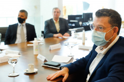 O Paraná vai ampliar as movimentações de granéis sólidos (fertilizantes nitrogenados, fosfatados e potássio) por meio do Porto de Antonina. O governador Carlos Massa Ratinho Junior assinou nesta terça-feira (27), no Palácio Iguaçu, protocolo de intenções com a Interbulk S.A, que prevê a adesão da empresa ao programa de benefícios fiscais do Estado. O investimento privado será de R$ 159,09 milhões.