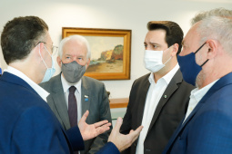 O Paraná vai ampliar as movimentações de granéis sólidos (fertilizantes nitrogenados, fosfatados e potássio) por meio do Porto de Antonina. O governador Carlos Massa Ratinho Junior assinou nesta terça-feira (27), no Palácio Iguaçu, protocolo de intenções com a Interbulk S.A, que prevê a adesão da empresa ao programa de benefícios fiscais do Estado. O investimento privado será de R$ 159,09 milhões.