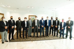 O Paraná vai ampliar as movimentações de granéis sólidos (fertilizantes nitrogenados, fosfatados e potássio) por meio do Porto de Antonina. O governador Carlos Massa Ratinho Junior assinou nesta terça-feira (27), no Palácio Iguaçu, protocolo de intenções com a Interbulk S.A, que prevê a adesão da empresa ao programa de benefícios fiscais do Estado. O investimento privado será de R$ 159,09 milhões.