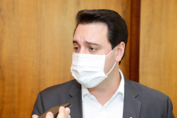 O Paraná vai ampliar as movimentações de granéis sólidos (fertilizantes nitrogenados, fosfatados e potássio) por meio do Porto de Antonina. O governador Carlos Massa Ratinho Junior assinou nesta terça-feira (27), no Palácio Iguaçu, protocolo de intenções com a Interbulk S.A, que prevê a adesão da empresa ao programa de benefícios fiscais do Estado. O investimento privado será de R$ 159,09 milhões.