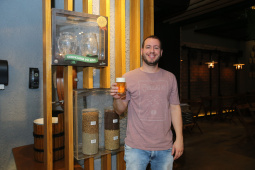 FEITO NO PARANA - Cervejaria Cathedral, de Maringa, que foi eleita por três anos consecutivos como a melhor cervejaria do Brasil, pelo Concurso Brasileiro de Cervejas, em 2018, 2019 e 2020. Na foto, Daniel Chaves da Silveira , sócio-proprietário da cervejaria.Maringa - 07/10/2020 - Foto: Geraldo Bubniak/AEN