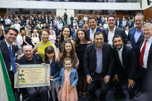 Governador participa da entrega do título de Cidadão Benemérito a José Luiz ScroccaroUEL recebe R$ 2 milhões do Estado para proj...