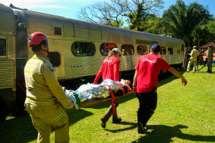Bombeiros realizam simulado de descarrilamento de trem com múltiplas vítimas na Serra do MarCom obras em diversas áreas, Dois Vi...