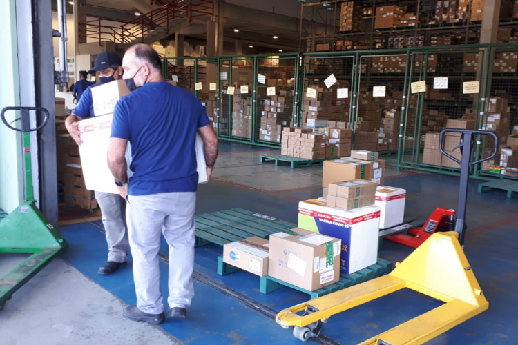 Estado entrega novas doses de vacina contra a Covid-19 às 22 Regionais de Saúde