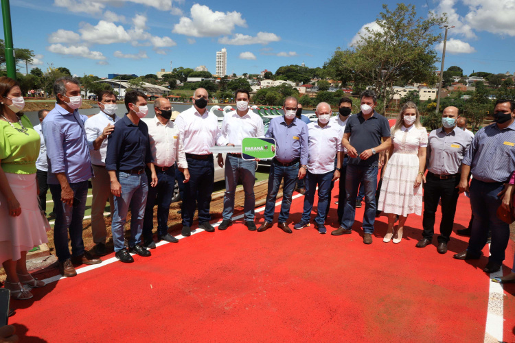 O governador Carlos Massa Ratinho Junior esteve nesta sexta-feira (19) no município de Ivaiporã e confirmou o repasse de R$ 36,1 milhões para obras de infraestrutura urbana e rodoviária. Foto: Ari Dias/AEN