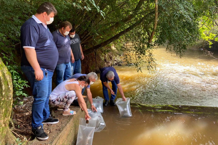 A Companhia de Saneamento do Paraná (Sanepar) fez a soltura de peixes no Rio do Lontra, manancial que abastece os moradores de Salto do Lontra, na terça-feira (23). Na ação, que faz parte das comemorações do Dia do Rio, foram lançados 5 mil peixes em idade juvenil das espécies lambari e jundiá. Essas espécies fazem parte da fauna da bacia do Baixo Iguaçu, na qual está inserido o Rio do Lontra. - Salto do Lontra, 23/11/2021 - Foto: Sanepar