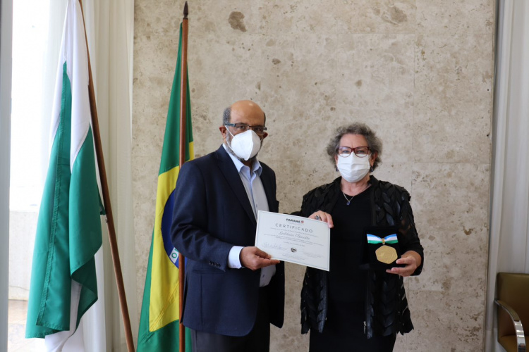 Auditora fiscal é condecorada com a primeira Medalha de Mérito Fazendário Paraná