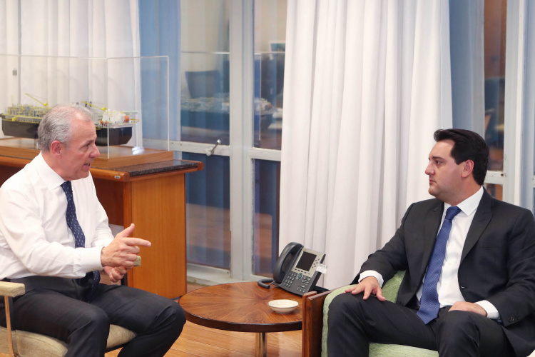 O governador Carlos Massa Ratinho Junior apresentou nesta quarta-feira (24), ao ministro de Minas e Energia, Bento Albuquerque, o avanço das obras de infraestrutura financiadas pela Itaipu Binacional no Paraná. O encontro foi em Brasília, onde o governador cumpriu agenda durante o dia. Também participou o presidente da Copel, Daniel Slaviero. - Brasília, 24/11/2021 - Foto: Bruno Spada/MME