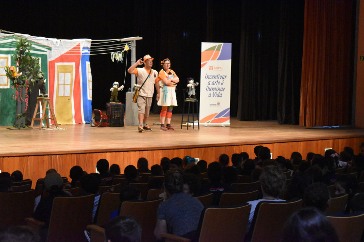 Teatro da Copel ensina crianças do Centro-Sul sobre uso seguro e consciente de energia