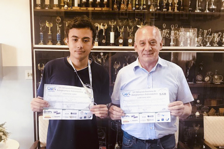 Aluno do CAAR recebe medalha de prata na Olimpíada Brasileira de Astronomia e Astronáutica. Foto: UEPG