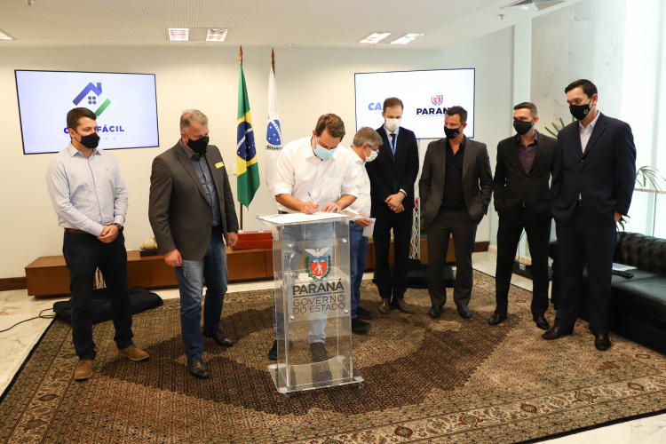 O governador Carlos Massa Ratinho Junior assinou nesta terça-feira (23) a liberação de mais R$ 71,7 milhões para o programa Casa Fácil Paraná, que financia o valor de entrada de moradias a famílias com renda de até três salários mínimos. Campo Largo. Foto: Ari Dias/ AEN.