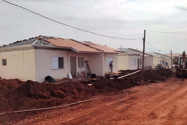 Terminam na próxima terça-feira (30) as inscrições para habilitação dos interessados em participar da seleção das 40 moradias do condomínio para idosos em construção em Cornélio Procópio, no Norte Pioneior. O empreendimento recebeu mais de R$ 3,3 milhões do Governo do Estado por meio do programa Casa Fácil Paraná, na modalidade Viver Mais, e as obras já ultrapassaram 52% de conclusão. (Foto: Michael Faleiros/Cohapar)