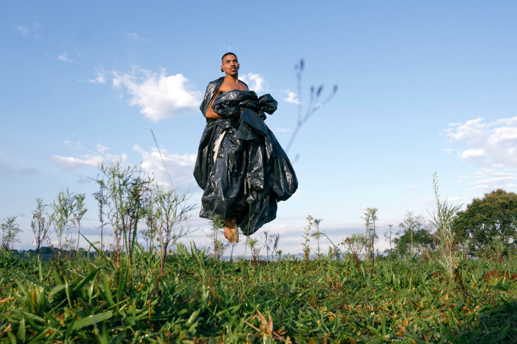 O Museu Paranaense (MUPA) apresenta "Entre Caboclos e Baianas", do bailarino Kunta Leonardo da Cruz. A dança é um mosaico de memórias e heranças culturais e corporais unindo a ancestralidade indígena e africana do bailarino quilombola. - Curitiba, 26/11/2021 - Foto: Isabella Lanave,/SECC
