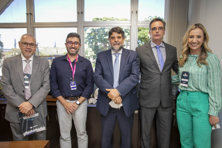 Nesta segunda-feira (22), o ministro Guilherme Caputo Bastos, do Tribunal Superior do Trabalho (TST), visitou a sede da Portos do Paraná, onde participou do II Seminário sobre Trabalho Portuário. Organizado pelo Órgão Gestor de Mão-de-Obra do Trabalhador Portuário Avulso (OGMO) de Paranaguá, o evento teve apoio da administração dos portos de Paranaguá e Antonina. - Paranaguá, 22/11/2021 - Foto: Claudio Neves/Portos do Paraná